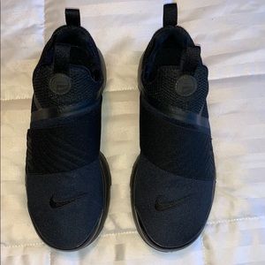 Black and Dark Navy Blue Nike size 6y